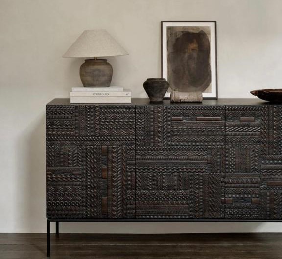 Aparador madera teka barnizada tallado a mano -